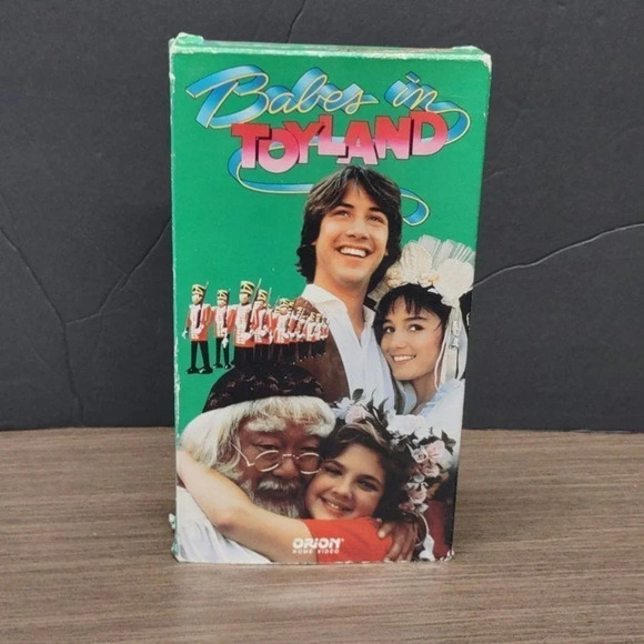 Babes in Toyland VHS Drew Barrymore Keanu Reeves - Picture 1 of 5
